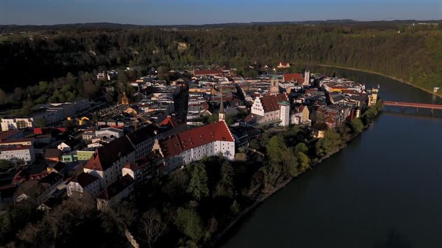 Historische Stadt Wasserburg am Inn in Bayern, Deutschland aus der Vogelperspektive. Bayerische Kultur, Altstadt, malerische Hauser und romantische Innenstadt. Perfekte Aufnahmen