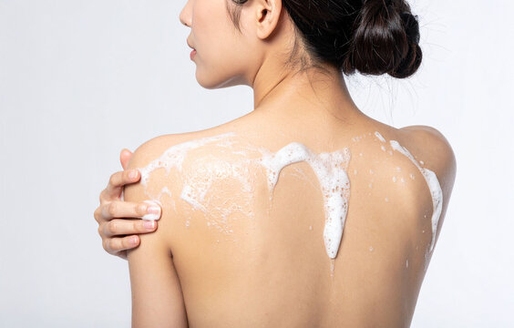 A woman washing her back with soap, foam and bubbles.　ボディソープの泡で背中を洗う女性の後ろ姿