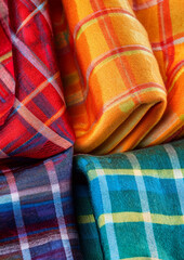 Scampoli di tessuti colorati scozzesi