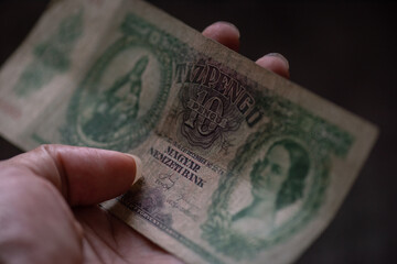 Hand holding a ten peng banknote from the magyar nemzeti bank.