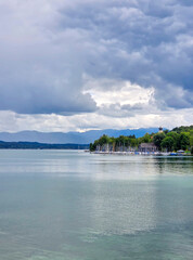 Wolkenhimmel über dem Starnberger See, bei Bernried, Bayern, Deutschland, Europa