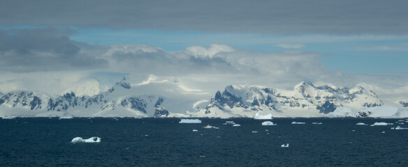 Obraz premium Antarctica mountains with snow