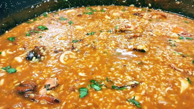 Arroz caldoso con bogavante en perol antiguo 