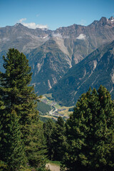 Obraz premium Tiroler Bergblick: Tal im Grünen