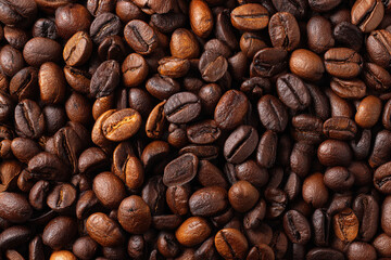 Obraz premium Roasted coffee beans background rich brown aroma texture close up