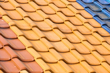 カラフルな屋根瓦のクローズアップ。背景用テクスチャ素材。