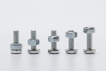 Tornillos y tuercas con diferentes grados de apriete