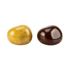 透明な背景に分離された黄色と茶色の光沢のある石のクローズアップ