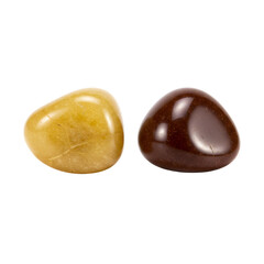 透明な背景に孤立した研磨された茶色と黄色の石のクローズアップビュー