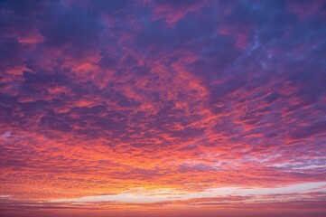 Obraz premium Evening panorama with vibrant clouds and colorful sky at sunset