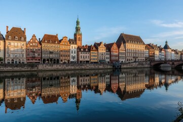 Naklejka premium Beautiful urban landscape with a river and historic buildings