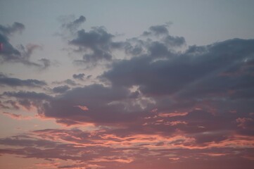 Obraz premium Evening sky filled with clouds at dusk