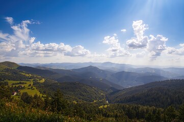 Naklejka premium Sunny day panoramic view of a mountain ridge in summer, perfect for adventure seekers.