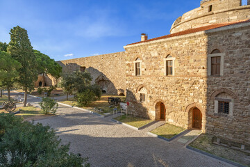 Historic mosque and cannons inside Çimenlik Castle in Çanakkale, Turkey.