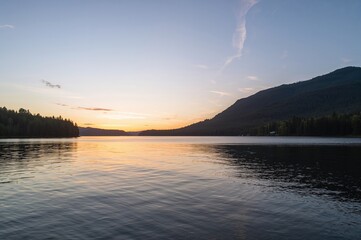 Fototapeta premium Sunset over a peaceful mountain lake