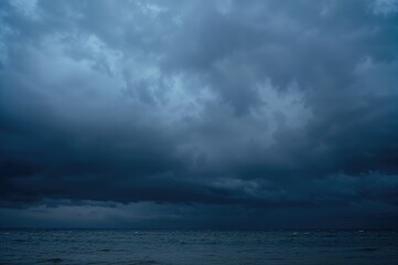 Obraz premium Gloomy sky during the wet season