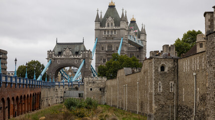 Obraz premium Tower Bridge and Tower of London View on Cloudy Day