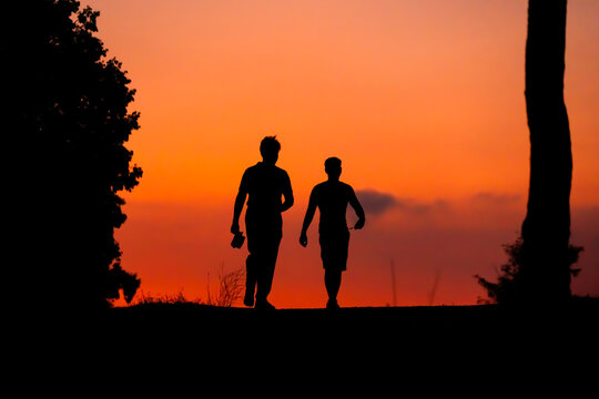 Silueta de amigos paseando 