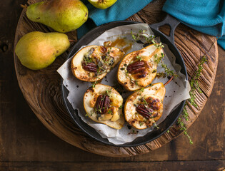 Baked Pear with Blue Cheese, Honey and Thyme – Gourmet Autumn Dessert