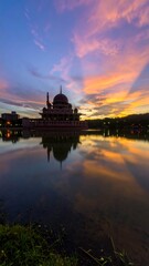 Obraz premium Mosque reflected in tranquil sunrise lake