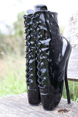 Schwarze Fetisch Hochglanz Lack Ballet-Boots / Ballet-Heels in der Natur