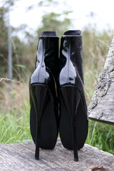 Schwarze Fetisch Hochglanz Lack Ballet-Boots / Ballet-Heels in der Natur