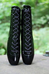 Schwarze Fetisch Hochglanz Lack Ballet-Boots / Ballet-Heels in der Natur