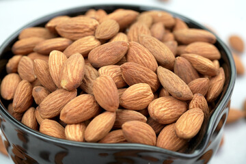Almonds help lower cholesterol in the body and nourish the heart