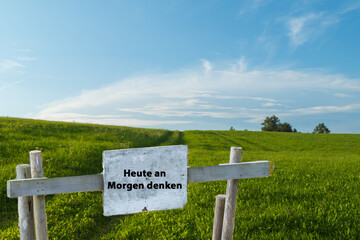 Heute an Morgen denken Feldweg vor Horizont mit blauem Himmel