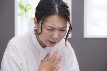 更年期などでの胸の痛み　胸痛や動悸