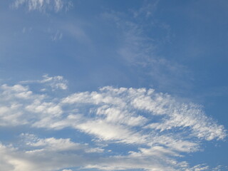 青空に白い雲