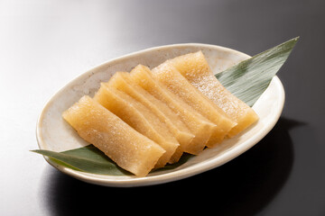 えごねり　いごねり（えご草を煮て溶かし、冷やし固めた）