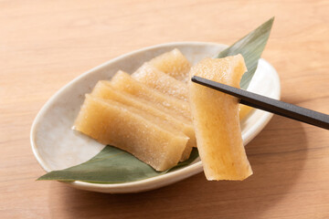 えごねり　いごねり（えご草を煮て溶かし、冷やし固めた）