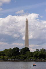 Obraz premium Beautiful puffy clouds pass on a blue sky behind the Washington Monument on a beautiful day in Washington, DC, USA.