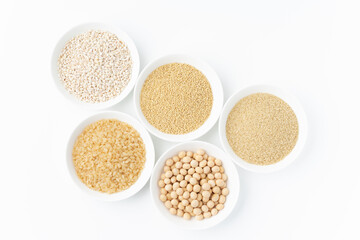 白背景に並べた五穀（玄米、大豆、麦、粟、稗）