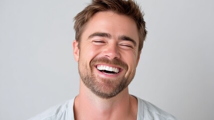 Obraz premium Closeup of man grinning widely, showcasing joyful expression and well groomed beard. His smile radiates happiness and warmth, creating inviting atmosphere