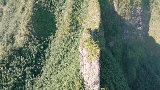 Vid&eacute;o des pitons volcaniques de la vall&eacute;e de HANE sur l'ile de UA HUKA au soleil couchant