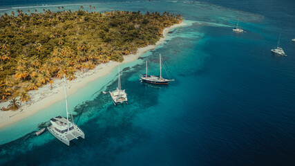 Obraz premium Drone shots of paradise islands in Panama called Guna Yala or San Blas