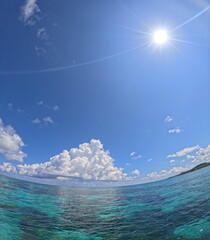 夏風景、積乱雲とエメラルドグリーンの海
