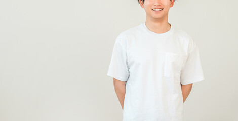 オーバーサイズtシャツ姿の笑顔のアジア人男性
