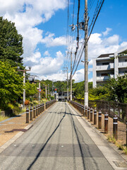 車止めで区切られた車道と歩道の風景