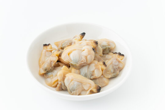 白背景にお皿に載せたアサリの水煮 - Powered by Adobe