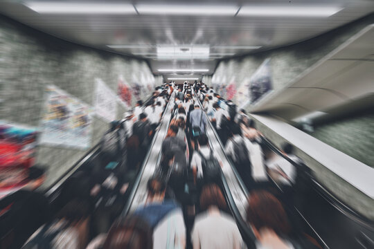 エスカレーターを利用する人々の後ろ姿