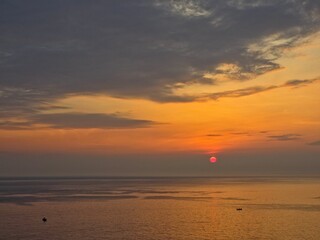 Naklejka premium Summer seascape, dawn sunrise, beautiful sky colors, sun, sea, cloud background, beautiful sunrise scenery, Jeongdongjin sea, South Korea - 여름 자연, 새벽 일출, 아름다운 하늘, 태양, 바다, 구름 배경, 멋진 해돋이 풍경, 정동진 바다, 한국