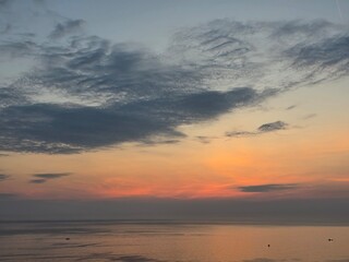 Obraz premium Summer seascape, dawn, beautiful colors, sky, sea, cloud background, Jeongdongjin sea, South Korea - 여름 바다의 자연, 동트는 새벽 바다, 아름다운 컬러, 하늘, 바다, 구름 배경, 정동진 바다, 한국