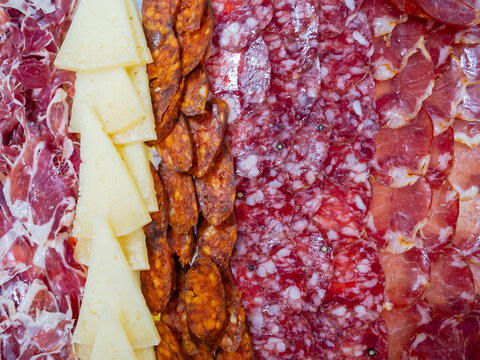 Traditional flavors:ham, cured cheese, salchichón, and pork loin—a tempting selection of Iberian cured meats ready to enjoy.