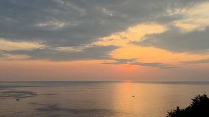 Obraz premium Summer seascape, dawn sunrise, beautiful sky colors, sun, sea, cloud background, beautiful sunrise scenery, Jeongdongjin sea, South Korea - 여름 자연, 새벽 일출, 아름다운 하늘, 태양, 바다, 구름 배경, 멋진 해돋이 풍경, 정동진 바다, 한국