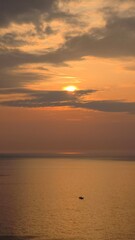 Obraz premium Summer seascape, dawn sunrise, beautiful sky colors, sun, sea, cloud background, beautiful sunrise scenery, Jeongdongjin sea, South Korea - 여름 자연, 새벽 일출, 아름다운 하늘, 태양, 바다, 구름 배경, 멋진 해돋이 풍경, 정동진 바다, 한국