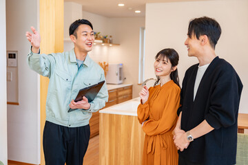 家を案内してもらうカップル