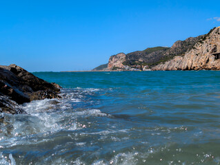 Vista de un pueblo costero desde el mar